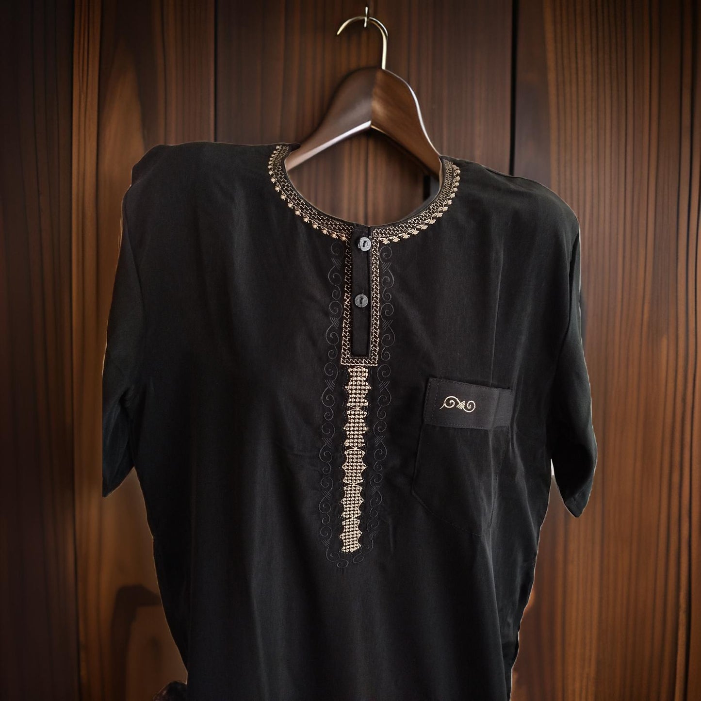 Qamis noir homme manche courte brodé Élégance et Tradition pour Homme
